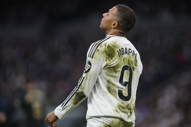 Kylian Mbappe del Real Madrid hace un gesto en el encuentro ante el Valencia de la liga española el sábado 5 de abril del 2025. (AP Foto/Manu Fernandez)