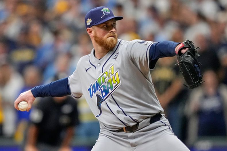 El pitcher de los Rays de Tampa Bay Drew Rasmussen lanza en el segundo juego de la Serie Mundial contra los Cerveceros de Milwaukee, el sábado 24 de octubre de 2026, en Milwaukee. (AP Foto/Kayla Wolf)