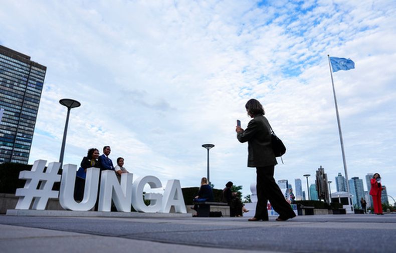 Gente posa a su llegada para la Asamblea General de Naciones Unidas (UNGA) en la sede de la ONU, el lunes 21 de septiembre de 2026. (Justin Tang/The Canadian Press via AP)