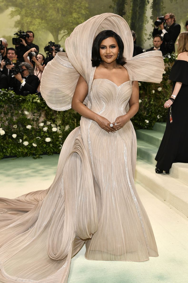 Mindy Kaling llega a la gala benéfica del Instituto del Vestido del Museo Metropolitano de Arte para celebrar la inauguración de la exposición Sleeping Beauties: Reawakening Fashion el lunes 6 de mayo de 2024, en Nueva York. (Foto Evan Agostini/Invision/AP)