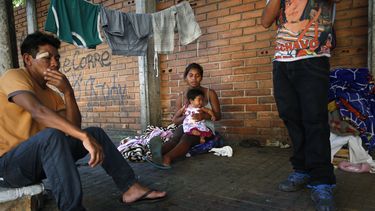 americateve | Narciso Sosa, izquierda, un ind&iacute;gena guaran&iacute; de 34 a&ntilde;os, y su esposa Nilsa Paredes, de 15 a&ntilde;os de edad con su beb&eacute; Mabel, acampan frente a la oficina de asuntos ind&iacute;genas de Paraguay, el viernes 28 de noviembre de