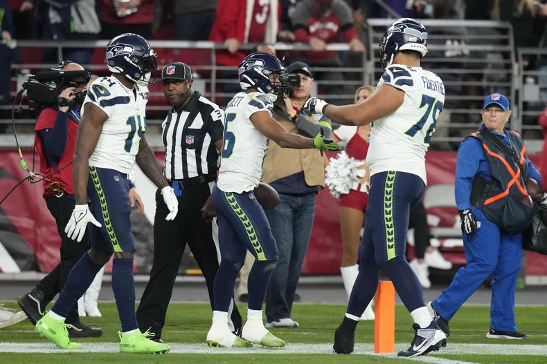 El wide receiver Tyler Lockett (16), de los Seahawks de Seattle, celebra después de conseguir una conversión de dos puntos en contra de los Cardinals de Arizona en el cuarto periodo del juego de la NFL, el domingo 7 de enero de 2024, en Glendale, Arizona. Lockett atrapó un pase de anotación de 34 yardas una jugada previa. La conversión le dio a los Seahawks la victoria 21-20. (AP Foto/Ross D. Franklin)