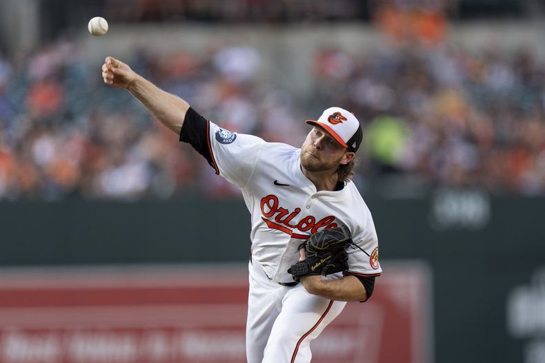 Corbin Burnes, abridor de los Orioles de Baltimore, hace un lanzamiento en el juego del jueves 27 de junio de 2024, ante los Rangers de Texas (AP Foto/Stephanie Scarbrough)