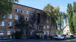 Policías miran a una escuela dañada por un ataque ruso de dron en Kiev, Ucrania, el jueves 1 de jueves de octubre de 2026. (AP Foto/Evgeniy Maloletka)