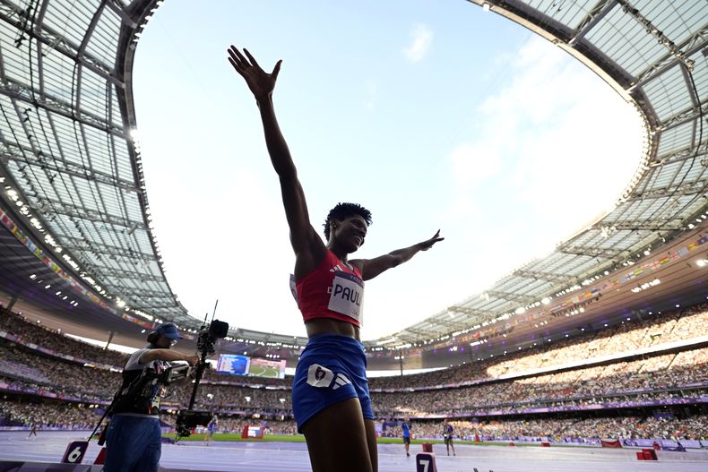 La dominicana Marileidy Paulino celebra tras ganar los 400 metros en el atletismo de los Juegos Olímpicos de París, el viernes 9 de agosto de 2024, en Saint-Denis, Francia. (AP Foto/Ashley Landis)