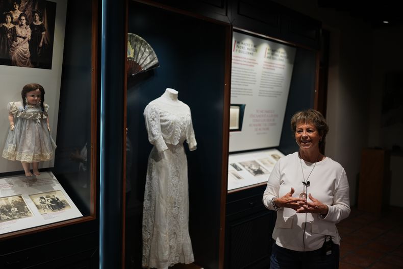 La sobrina nieta de Frida Kahlo, Mara Romeo Kahlo, habla durante una entrevista dentro del nuevo Museo Casa Kahlo, donde los visitantes verán vestidos con bordados intrincados y piezas de joyería prehispánica que Frida usó en fotografías, en la Ciudad de México, el miércoles 10 de septiembre de 2025. (Foto AP/Eduardo Verdugo)