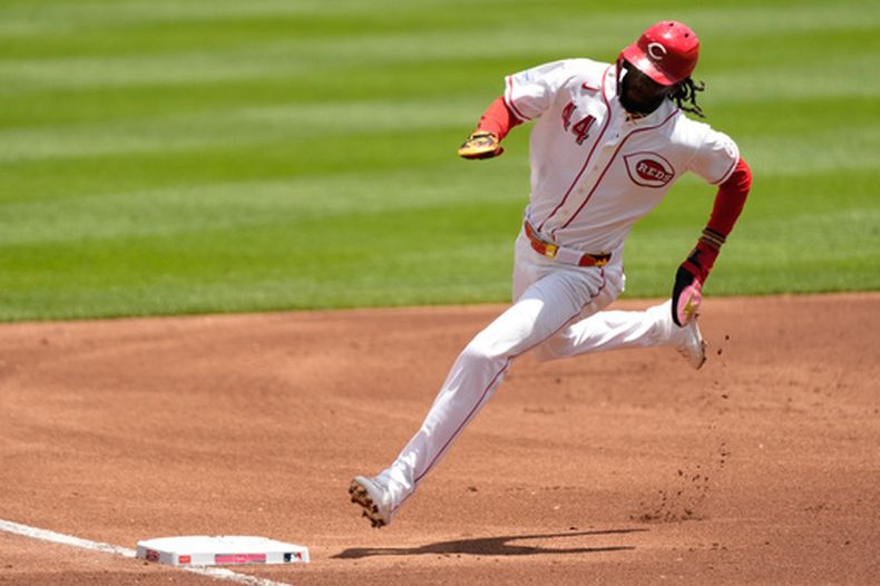 El dominicano de los Rojos de Cincinnati, Elly de la Cruz, recorre las bases tras anotar en un doble de JJ Bleday en la primera entrada ante los Bravos de Atlanta el domingo 31 de mayo del 2026. (AP Foto/Carolyn Kaster)