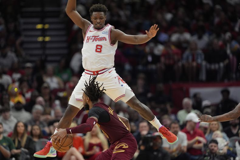 JaeSean Tate (8), de los Rockets de Houston, defiende contra Darius Garland, de los Cavaliers de Cleveland, durante la segunda mitad del partido de baloncesto de la NBA, el sábado 16 de marzo de 2024, en Houston. Los Rockets ganaron 117-103. (AP Foto/David J. Phillip)