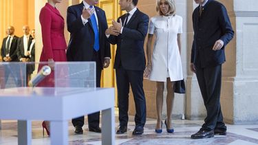 Trump halaga apariencia de la esposa de Macron