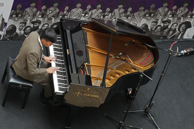 Takosangba Pongen, de 27 años, un pianista ciego, actúa en un centro comercial durante el Festival de Piano Brillante de dos días en Bengaluru, India, el domingo 29 de septiembre de 2024. (Foto AP/Aijaz Rahi)