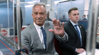 ARCHIVO - Robert F. Kennedy Jr. saluda a reporteros mientras toma el tren para reunirse con el senador John Thune en el Capitolio, en Washington, el 17 de diciembre de 2024. (AP Foto/Jose Luis Magana, Archivo)