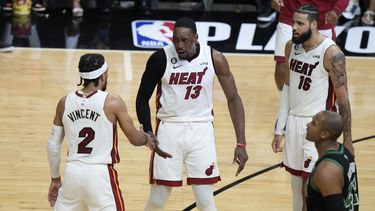 Gabe Vincent (2) y Bam Adebayo (13), del Heat de Miami, celebran durante la segunda mitad del juego de baloncesto de la NBA, en la serie de playoff de la Conferencia Este, en contra de los Celtics de Boston, el domingo 21 de mayo de 2023, en Miami. (AP Foto/Lynne Sladky)
