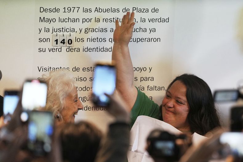 Adriana Metz, con el brazo alzado, posa junto a Estela de Carlotto, titular de Abuelas de Plaza de Mayo, que anunció que el hermano de la joven que fue apropiado durante la última dictadura militar (1976-1983) ha sido localizado y se ha convertido en el nieto 140 en ser recuperado por la organización humanitaria, en Buenos Aires, Argentina, el lunes 7 de julio de 2025. (AP Foto/Natacha Pisarenko)
