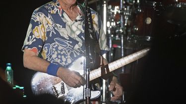 ARCHIVO - En esta fotografía del 9 de febrero de 2023 proporcionada por Florida Keys News Bureau, el cantautor Jimmy Buffett se presenta durante un concierto en Key West, Florida. (Rob ONeal/Florida Keys News Bureau via AP)