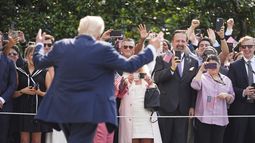 El presidente de Estados Unidos, Donald Trump, sale de la Casa Blanca, el viernes 11 de julio de 2025, en Washington. (AP Foto/Evan Vucci)