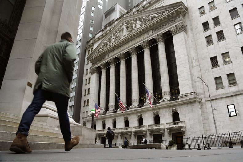 ARCHIVO - Una persona camina frente a la Bolsa de Valores el 22 de marzo de 2023, en Nueva York. (AP Foto/Peter Morgan, Archivo)