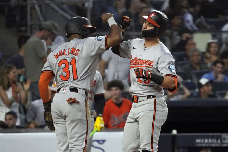 Cedric Mullins, de los Orioles de Baltimore, a la izquierda, y Ramón Urías celebran un jonrón de Urías durante la quinta entrada contra los Yankees de Nueva York, el miércoles 19 de junio de 2024, en Nueva York. (AP Foto/Pamela Smith)