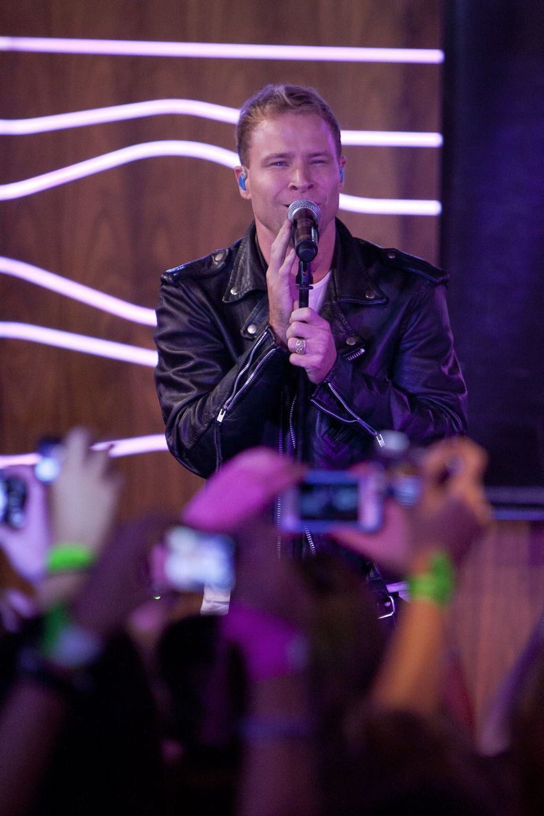 ARCHIVO - Brian Littrell, de los Backstreet Boys, asiste a una reunión con fans para la presentación del álbum In A World Like This en el 40 Café de Madrid, España, el 12 de noviembre de 2013. (Foto AP/Abraham Caro Marin, file)