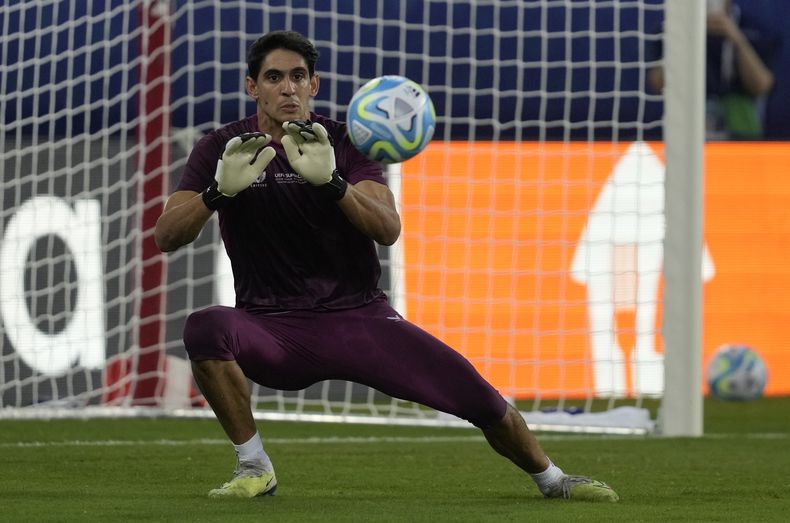 El portero del Sevilla Yassine Bounou bloquea el tiro durante una sesión de entrenamiento en el estadio Georgios Karaiskakis antes de la Super Copa UEFA ante el Manchester City el miércoles 16 de agosto del 2023. (AP Foto/Thanassis Stavrakis)