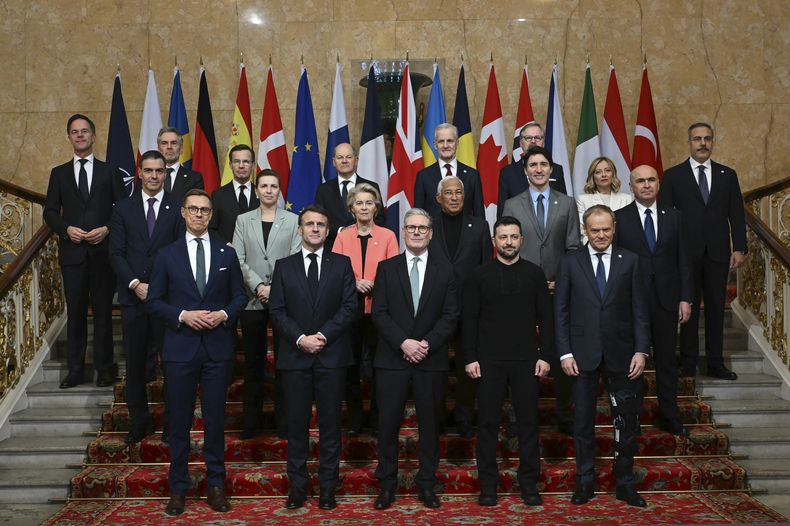 El primer ministro británico Keir Starmer, en primer plano al centro, recibe a otros gobernantes europeos para una cumbre con el fin de examinar la situación en Ucrania, el domingo 2 de marzo de 2025, en Lancaster House, Londres. En la primera fila, de izquierda a derecha, están el presidente finlandés Alexander Stubb; el mandatario francés Emmanuel Macron; Starmer; el presidente ucraniano Volodymyr Zelenskyy, y el premier polaco Donald Tusk. En la fila central, de izquierda a derecha, se encuentran el jefe de gobierno español Pedro Sánchez; la primera ministra danesa Mette Frederiksen; la presidenta de la Comisión Europea, Ursula von der Leyen; el presidente del Consejo Europeo, Antonio Costa; el primer ministro canadiense Justin Trudeau, y el presidente interino rumano Ilie Bolojan. En la fila trasera, de izquierda a derecha, están el secretario general de la OTAN, Mark Rutte; el primer ministro holandés Dick Schoof; el premier sueco Ulf Kristersson; el canciller alemán Olaf Scholz; el primer ministro noruego Jonas Gahr Store; el primer ministro checo Petr Fiala; la premier italiana Giorgia Meloni y el ministro de Relaciones Exteriores turco, Hakan Fidan. (Justin Tallis/Foto compartida vía AP)