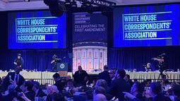 Miembros del Servicio Secreto de EEUU se ven en el escenario tras disparos en el salón de baile de la Casa Blanca el sábado 25 de abril de 2026, en Washington. (AP Foto/Alex Brandon)