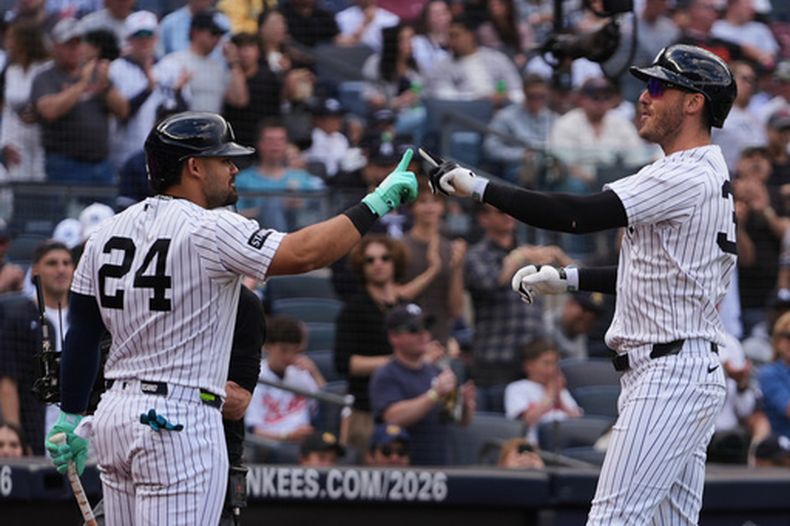 Cody Bellinger de los Yankees de Nueva York celebra con el dominicano Jasson Domínguez tras batear un jonrón en la quinta entrada ante los Orioles de Baltimore el sábado 2 de mayo del 2026. (AP Foto/Frank Franklin II)