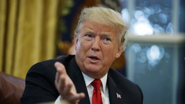 ARCHIVO - El presidente Donald Trump habla durante una entrevista con The Associated Press en el Despacho Oval de la Casa Blanca en Washington el 16 de octubre de 2018. (AP foto/Evan Vucci, archivo)