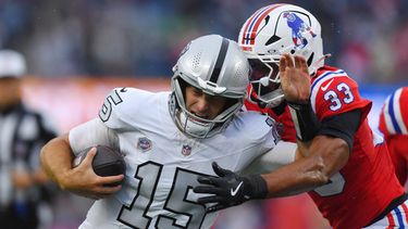 Fernando Mendoza (15), quarterback de los Raiders de Las Vegas, corre con el balón mientras Mike Brown (33), profundo de los Patriots de Nueva Inglaterra busca derribarlo en la segunda mitad del partido de la NFL, el domingo 11 de octubre de 2026. (AP Foto/Steven Senne)