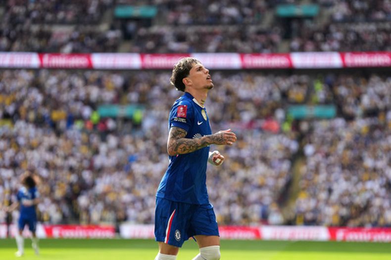 ARCHIVO - Alejandro Garnacho, del Chelsea, reacciona tras fallar una oportunidad de gol durante el partido de semifinales de la FA Cup entre el Chelsea y el Leeds en Londres, el 26 de abril de 2026. (Foto AP/Alastair Grant, Archivo)