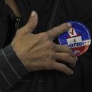 Una persona con un botón que dice “Yo voté” el primer día en que se permitieron sufragios tempranos en Chicago, el 3 de octubre del 2024. (AP foto/Charles Rex Arbogast)