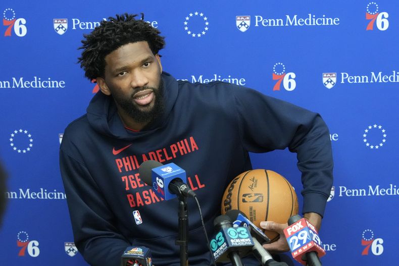El pívot de los 76ers de Filadelfia Joel Embiid habla con la prensa en las instalaciones de práctica del equipo el jueves 29 de febrero del 2024. (AP Foto/Matt Rourke)