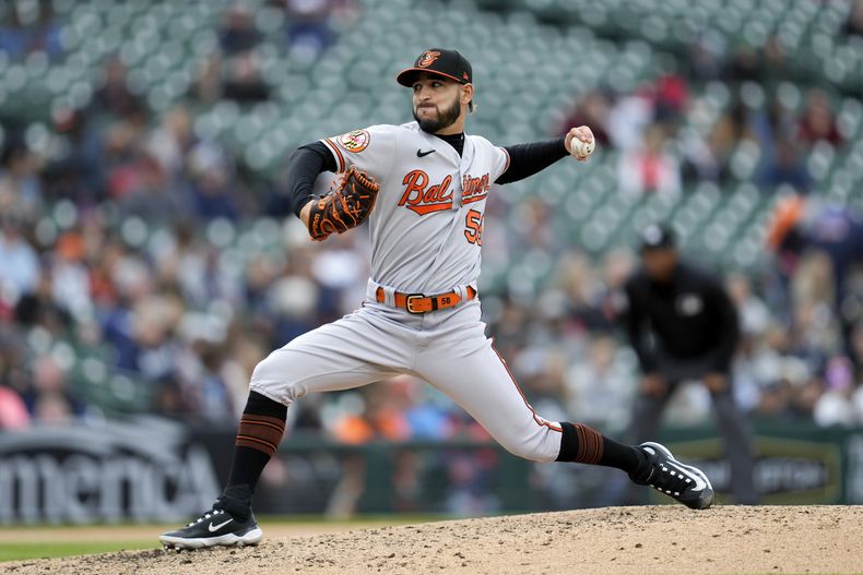 Cionel Pérez lanza por los Orioles de Baltimore ante los Tigres, en Detroit, el domingo 30 de abril de 2023. (AP Foto/Paul Sancya)