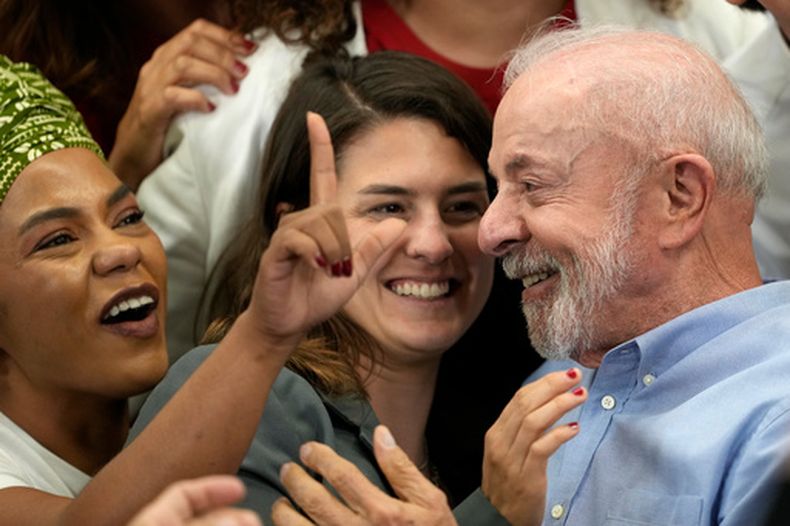 El presidente brasileño Luiz Inácio Lula da Silva, a la derecha, quien busca la reelección, habla con sus simpatizantes durante un evento de campaña, el miércoles 7 de octubre de 2026, en Brasilia. (AP Foto/Eraldo Peres)