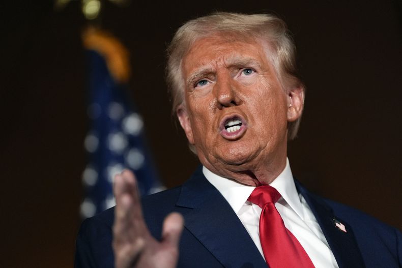 El candidato presidencial republicano Donald Trump habla con reporteros en un acto de campaña en ll Toro E La Capra, el viernes 23 de agosto de 2024, en Las Vegas. (Foto AP/Julia Nikhinson)