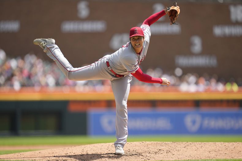 ARCHIVO - Foto del 27 de julio del 2023, el pitcher de los Angelinos de Los Ángeles Shohei Ohtani lanza en la cuarta entrada del primer juego de una doble cartelera ante los Tigres de Detroit. (AP Foto/Paul Sancya, Archivo)