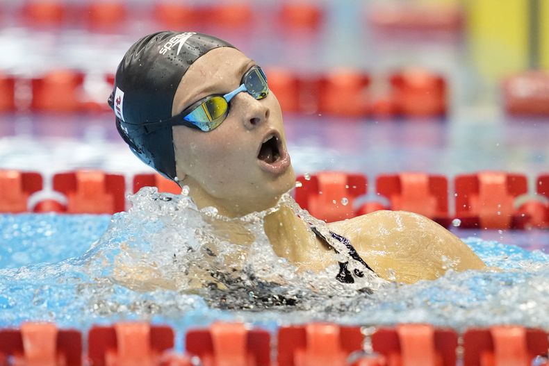 La canadiense Summer McIntosh compite en los 400 metros combinados del Mundial de natación, el domingo 30 de julio de 2023, en Fukuoka, Japón. (AP Foto/Eugene Hoshiko)