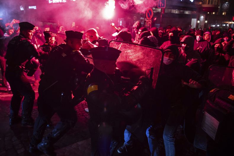 Manifestantes se enfrentan a la policía en una marcha contra la gala “Israel es Eterno”, organizada por figuras francoisraelíes de extrema derecha, en París, el miércoles 13 de noviembre de 2024, antes del partido de fútbol de la Liga de Naciones de la UEFA 2025 entre Francia e Israel. (AP Foto/Louise Delmotte)