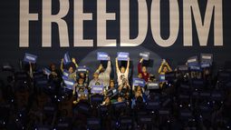 ARCHIVO - Simpatizantes aclaman a la candidata demócrata a la vicepresidencia, Kamala Harris, mientras habla en un mitin de campaña, el 20 de agosto de 2024, en Milwaukee. (AP Foto/Jeffrey Phelps, Archivo)