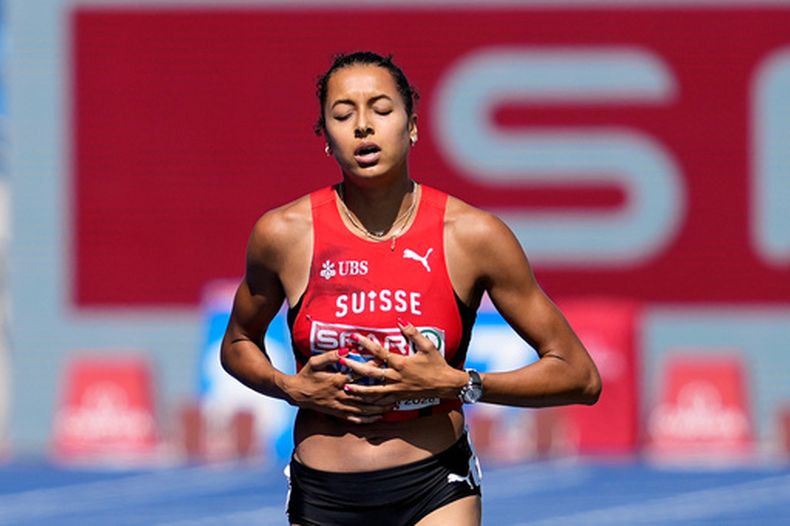 La suiza Audrey Werro se acerca a la línea de meta en último lugar tras caer al suelo durante una semifinal femenina de 800 metros en los Campeonatos Europeos de Atletismo en Birmingham, Inglaterra, el jueves 13 de agosto de 2026. (Foto AP/Matthias Schrader)