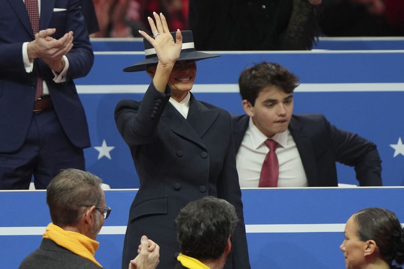 La primera dama Melania Trump saluda en un desfile de inauguración presidencial bajo techo en Washington, el lunes 20 de enero de 2025. (Foto AP/Matt Rourke)
