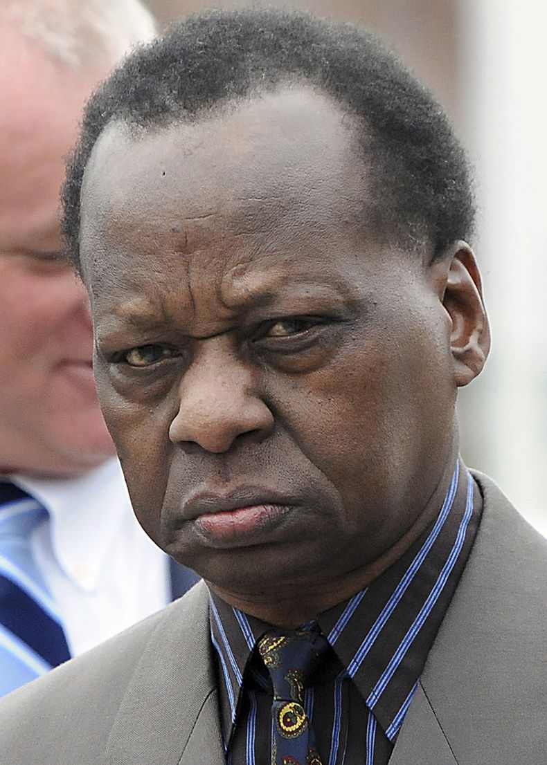 Onyango Obama, t&iacute;o del presidente Barack Obama, en una foto del 17 de noviembre del 2011, mientras sale de un tribunal de Framingham, Massachusetts, despu&eacute;s de una audiencia judicial por conducir en estado de ebriedad en agosto. Onyango Obam