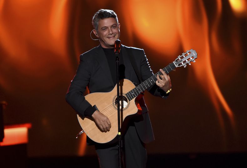 ARCHIVO - Alejandro Sanz interpreta Mala gente en la gala de la Academia Latina de la Grabación en honor a Juanes el 13 de noviembre de 2019 en Las Vegas. Sanz se presentará en un número musical en los Latin Grammy, que se entregarán el 16 de noviembre en Sevilla, España. (Foto Chris Pizzello/Invision/AP, archivo)