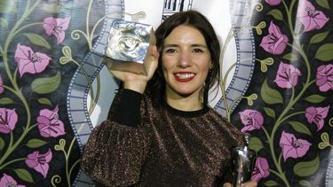 ARCHIVO - La directora mexicana Lila Avilés posa tras ganar el premio a mejor largometraje mexicano por La camarista en el Festival Internacional de Cine de Morelia, en Morelia, México, el 26 de octubre de 2018. Totem de Avilés es la apuesta para los Oscar de 2024 anunció la Academia Mexicana de Artes y Ciencias Cinematográficas el 28 de septiembre de 2023. (Foto AP/Berenice Bautista, archivo)