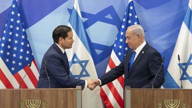 El secretario de Estado de EEUU, Marco Rubio, y el primer ministro israelí, Benjamin Netanyahu, se dan la mano durante una conferencia de prensa en la oficina del primer ministro en Jerusalén, Israel, el domingo 16 de febrero de 2025. (AP Foto/Ohad Zwigenberg,Pool)