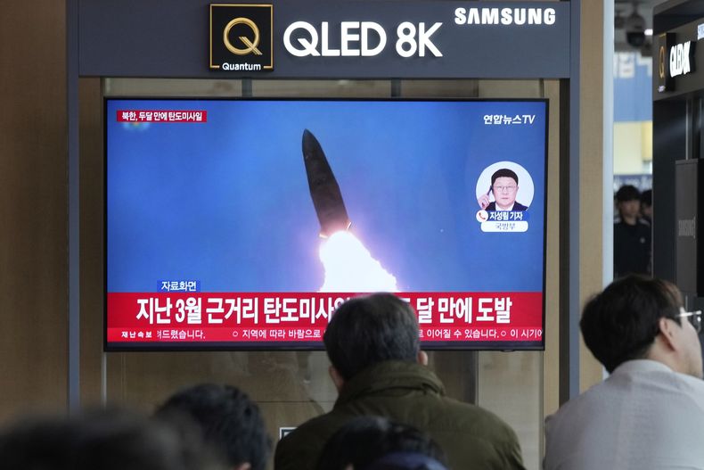 Un televisor muestra una imagen de archivo de un lanzamiento de misil de Corea del Norte durante un noticiero, en una estación de tren de Seúl, Corea del Sur, el jueves 8 de mayo de 2025. (AP Foto/Ahn Young-joon)