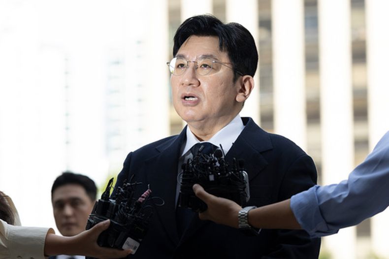 Bang Si-Hyuk, presidente de Hybe, responde a preguntas de los periodistas en la comisaría de la Policía Metropolitana de Seúl, en Corea del Sur, el lunes 15 de septiembre de 2025. (Kim Keun-soo/Newsis via AP)