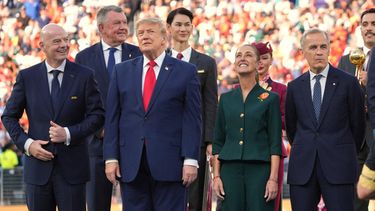 De izquierda a derecha, el líder de la FIFA Gianni Infantino, el presidente estadounidense Donald Trump, su colega mexicana Claudia Sheinbaum y el primer ministro canadiense Mark Carney se aprestan para la ceremonia de premiación del Mundial, el domingo 19 de julio de 2026 en East Rutherford, Nueva Jersey (AP Foto/Jacquelyn Martin)