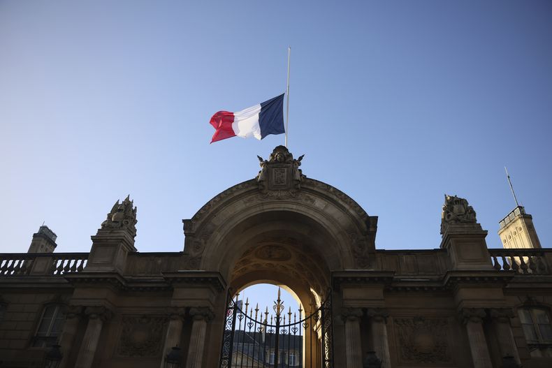 La bandera de Francia ondea a media asta el lunes 23 de diciembre de 2024 en el Palacio del Elíseo, en París, después de que el presidente Emmanuel Macron declaró un día de luto nacional por las víctimas del ciclón Chido en el territorio francés de Mayotte, en el océano Índico. (AP Foto/Thomas Padilla)