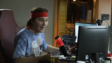En esta imagen proporcionada por Sony Pictures, Paul Dano como Keith Gill en una escena de Dumb Money. (Claire Folger/Sony Pictures vía AP)
