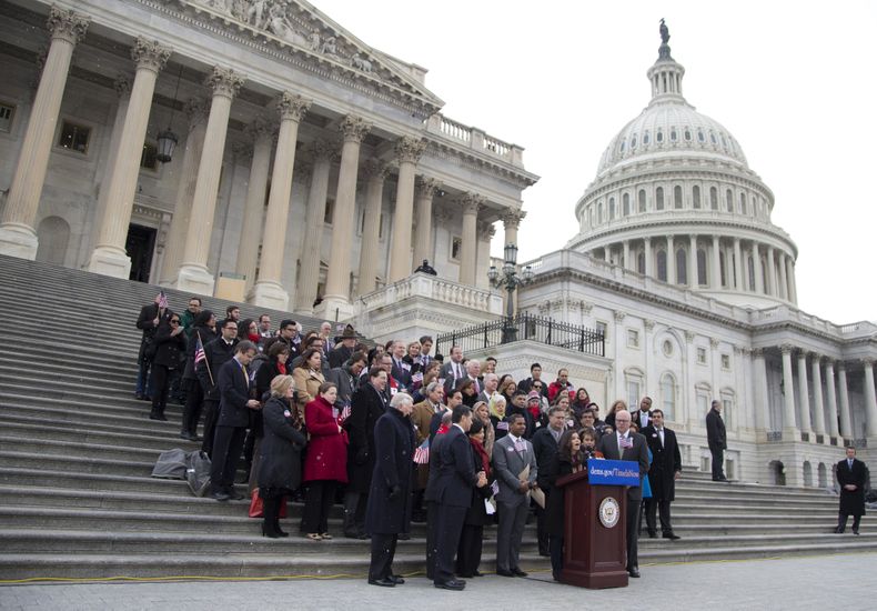 La actriz Am&eacute;rica Ferrera rodeada de congresistas dem&oacute;cratas y l&iacute;deres de inmigraci&oacute;n frente al Capitolio de Washington el mi&eacute;rcoles, 26 de marzo del 2014 en una conferencia de prensa. (Foto AP/Carolyn Kaster)